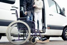 Rollstuhl und Kleinbus