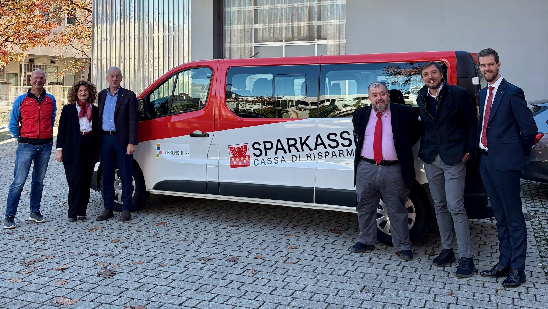 Übergabe des Kleinbusses