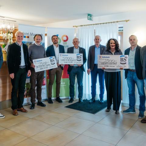 Gruppenfoto von der Scheckübergabe