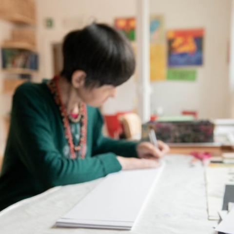 Person am Schreibtisch