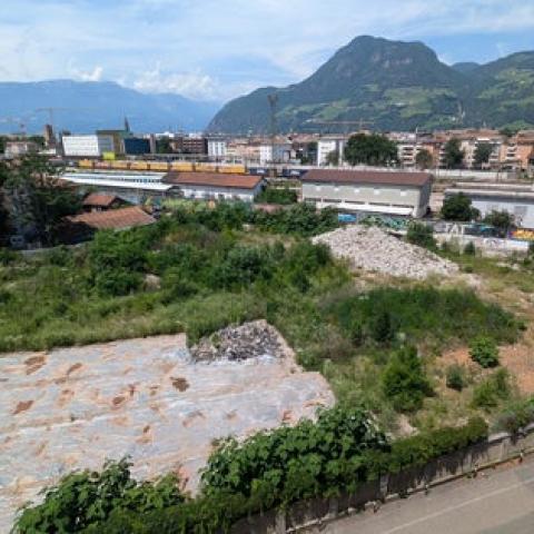 Lo spazio dove sorgerà l'edificio