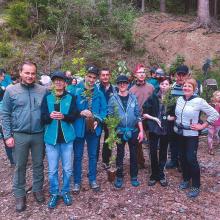 Il gruppo della Lebenshilfe Alta Valle Isarco durante la festa dell'albero. 