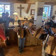 Quattro giovani con i loro strumenti