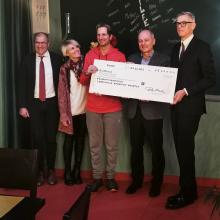 Philipp Oberrauch ed Eduard Huber consegnano un assegno simbolico all'hotel Masatsch.