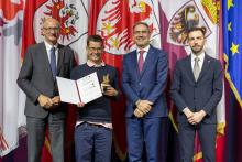 Marco Scardoni wird ausgezeichnet.