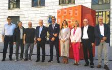 Arno Kompatscher, presidente della Giunta Provinciale, insieme con i/le 9 direttori/direttrici di "Alto Adige sociale"