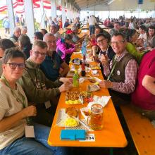 Im Zelt beim Spatzenfest