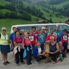Gruppo di persone davanti a un veicolo