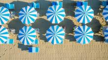 Blaue und weiße Sonnenschirme