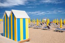Strandhäuser und Liegestühle