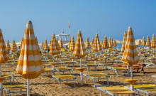 Ombrelloni giallo-bianchi sulla spiaggia