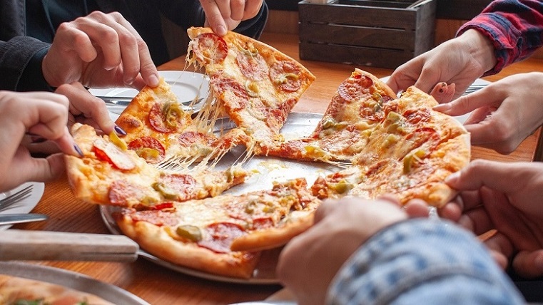 Gemeinsam beim Pizzaessen