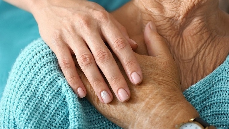 Dettaglio di due persone che si tengono per mano