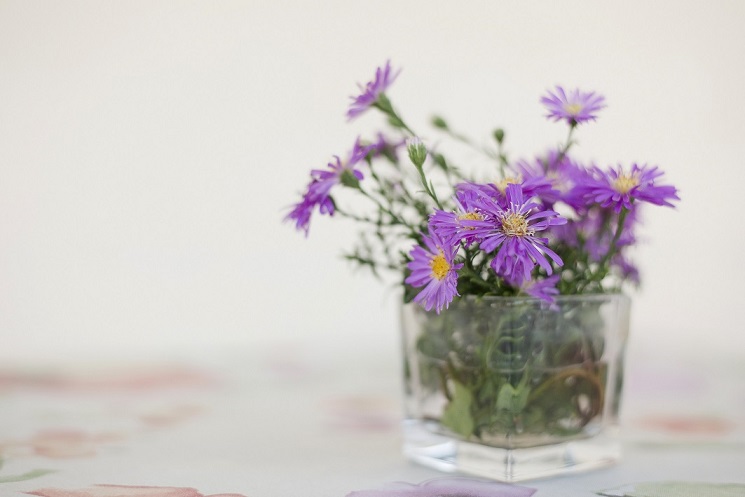 Glas mit Blumen