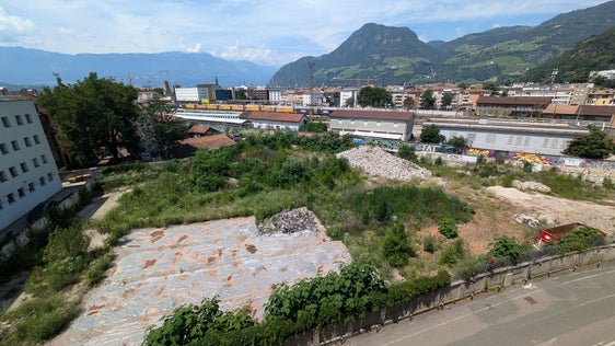 Lo spazio dove sorgerà l'edificio Lo spazio dove sorgerà l'edificio